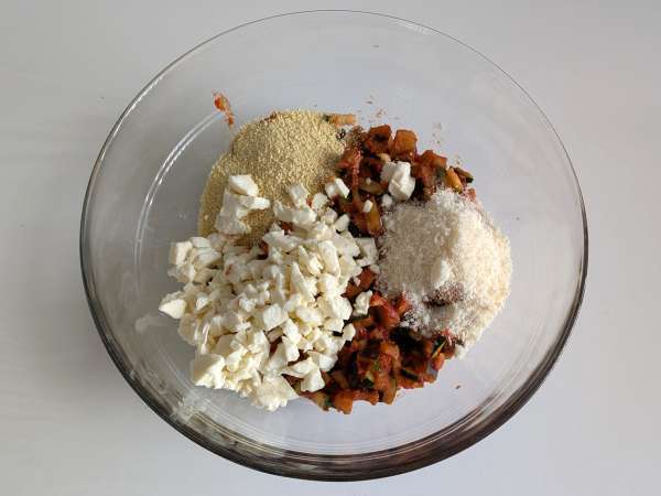 Baked vegetarian stuffed peppers: the easy and tasty recipe with vegetables and mozzarella cheese - Preparation step 5