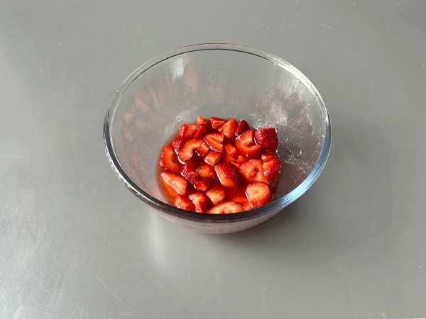 Pavê de morango, the Brazilian dessert - no-bake strawberry trifle - Preparation step 1