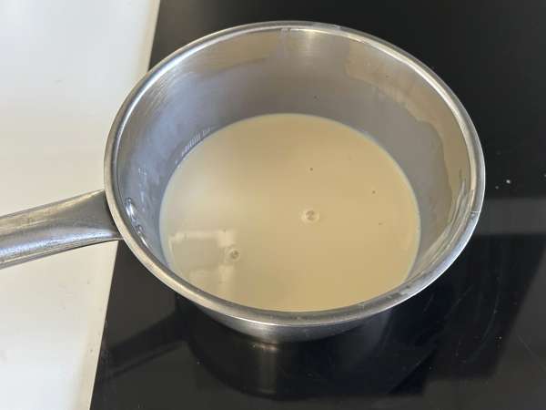 Pavê de morango, the Brazilian dessert - no-bake strawberry trifle - Preparation step 2