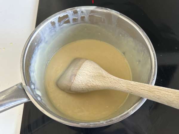Pavê de morango, the Brazilian dessert - no-bake strawberry trifle - Preparation step 3