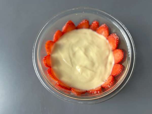 Pavê de morango, the Brazilian dessert - no-bake strawberry trifle - Preparation step 5