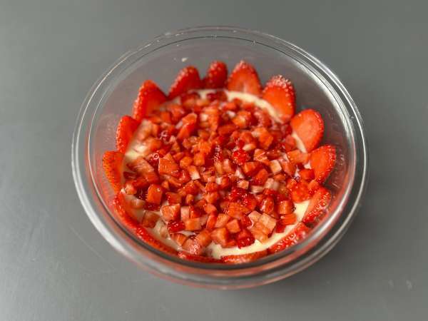 Pavê de morango, the Brazilian dessert - no-bake strawberry trifle - Preparation step 6