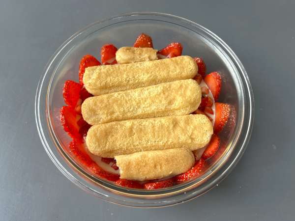 Pavê de morango, the Brazilian dessert - no-bake strawberry trifle - Preparation step 7