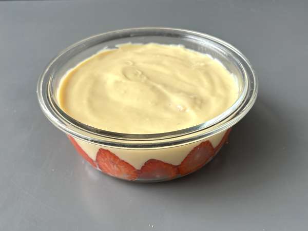 Pavê de morango, the Brazilian dessert - no-bake strawberry trifle - Preparation step 8