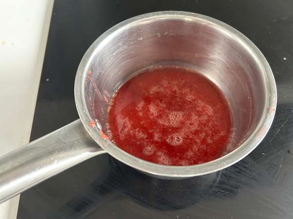 Pavê de morango, the Brazilian dessert - no-bake strawberry trifle - Preparation step 10