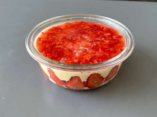 Pavê de morango, the Brazilian dessert - no-bake strawberry trifle - Preparation step 11