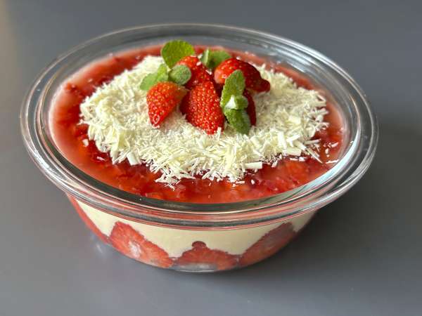 Pavê de morango, the Brazilian dessert - no-bake strawberry trifle - Preparation step 12
