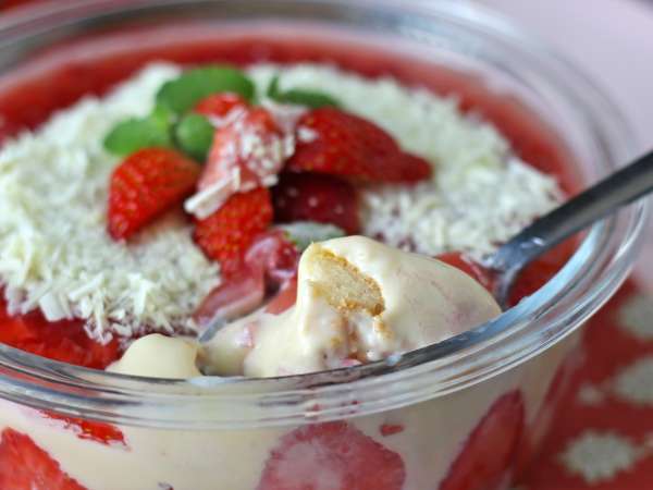 Pavê de morango, the Brazilian dessert - no-bake strawberry trifle - Preparation step 13