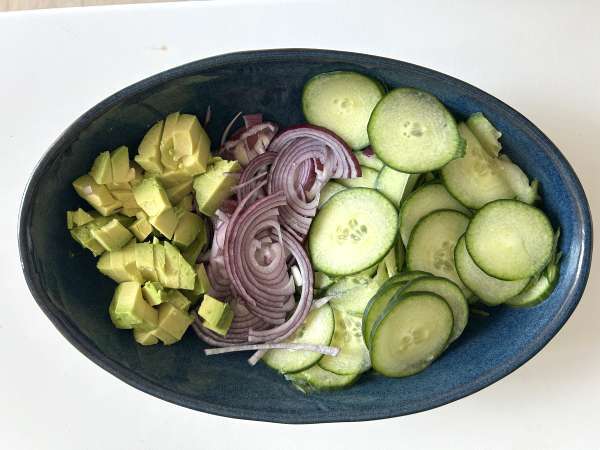 Cucumber, roasted chickpea, avocado and feta salad - Preparation step 2