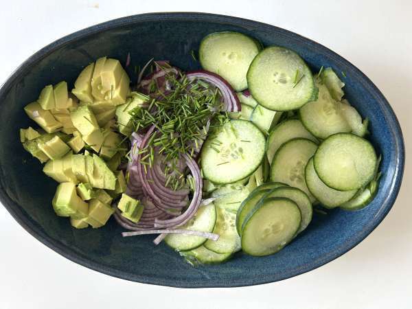 Cucumber, roasted chickpea, avocado and feta salad - Preparation step 3
