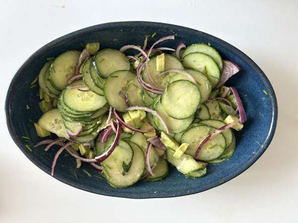 Cucumber, roasted chickpea, avocado and feta salad - Preparation step 5