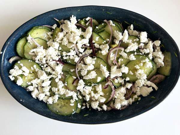 Cucumber, roasted chickpea, avocado and feta salad - Preparation step 6