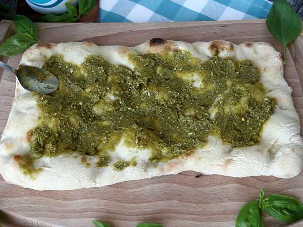 Pinsa with pesto and mortadella, ready in 10 minutes! - Preparation step 2