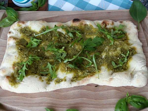 Pinsa with pesto and mortadella, ready in 10 minutes! - Preparation step 3