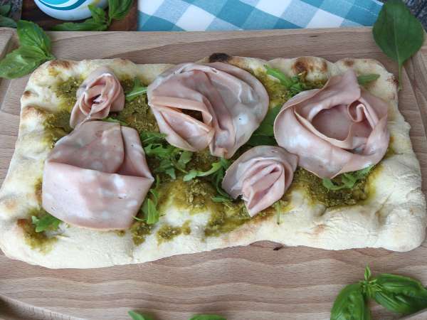 Pinsa with pesto and mortadella, ready in 10 minutes! - Preparation step 4