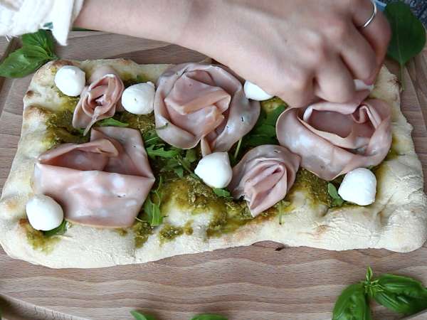 Pinsa with pesto and mortadella, ready in 10 minutes! - Preparation step 5