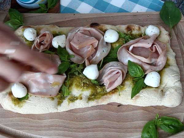 Pinsa with pesto and mortadella, ready in 10 minutes! - Preparation step 6