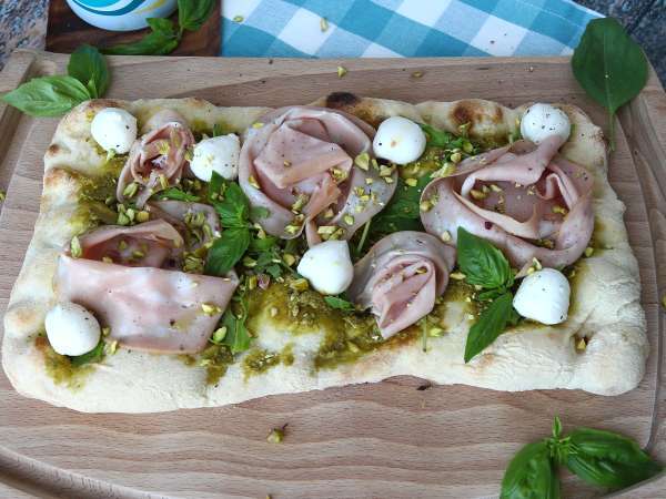 Pinsa with pesto and mortadella, ready in 10 minutes! - Preparation step 7