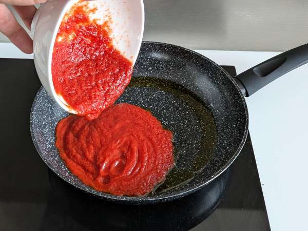 Pasta with stracciatella and creamy tomato: the first course ready in 10 minutes - Preparation step 1
