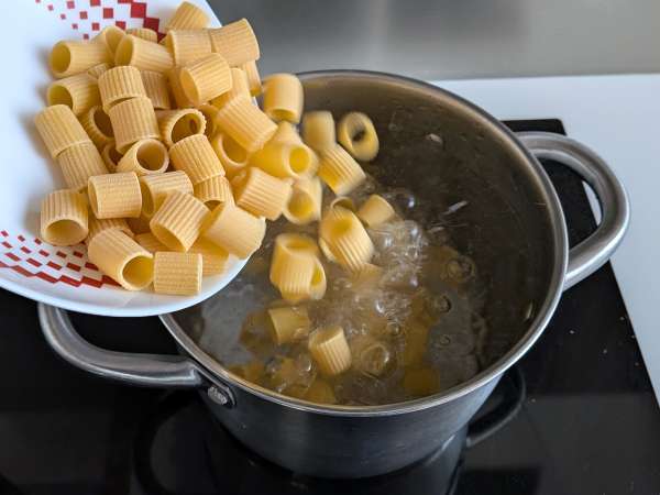 Pasta with stracciatella and creamy tomato: the first course ready in 10 minutes - Preparation step 3