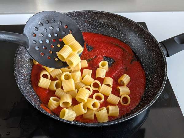 Pasta with stracciatella and creamy tomato: the first course ready in 10 minutes - Preparation step 4