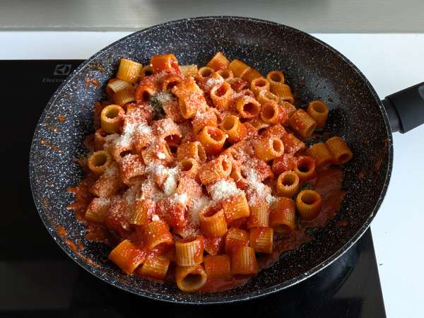 Pasta with stracciatella and creamy tomato: the first course ready in 10 minutes - Preparation step 5