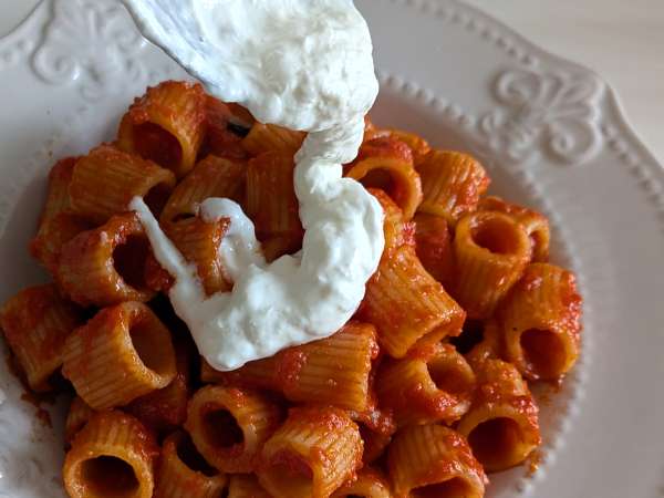 Pasta with stracciatella and creamy tomato: the first course ready in 10 minutes - Preparation step 6