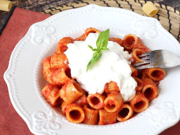 Pasta with stracciatella and creamy tomato: the first course ready in 10 minutes - Preparation step 7