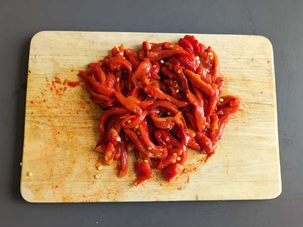 Cold pasta with peppers, corn and mozzarella cheese - Preparation step 2