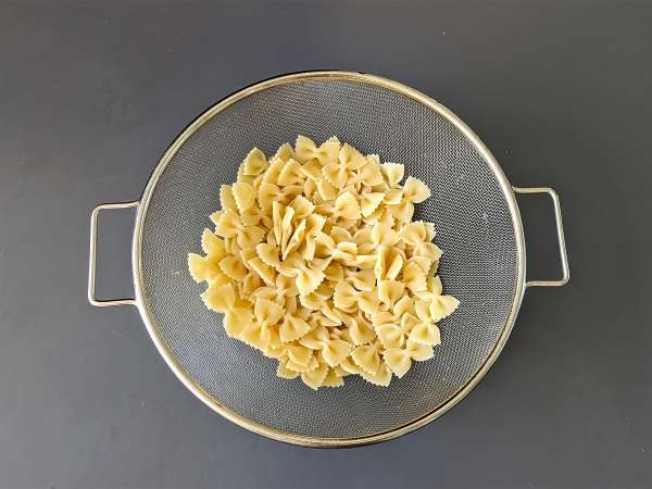 Cold pasta with peppers, corn and mozzarella cheese - Preparation step 3