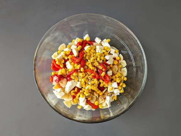 Cold pasta with peppers, corn and mozzarella cheese - Preparation step 4