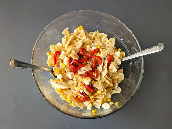 Cold pasta with peppers, corn and mozzarella cheese - Preparation step 5