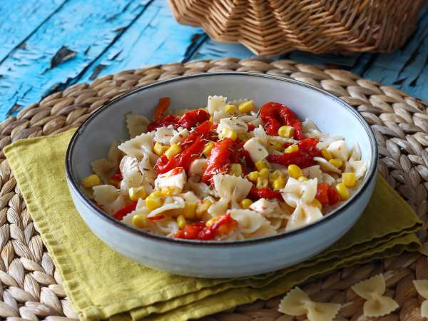 Cold pasta with peppers, corn and mozzarella cheese - Preparation step 6