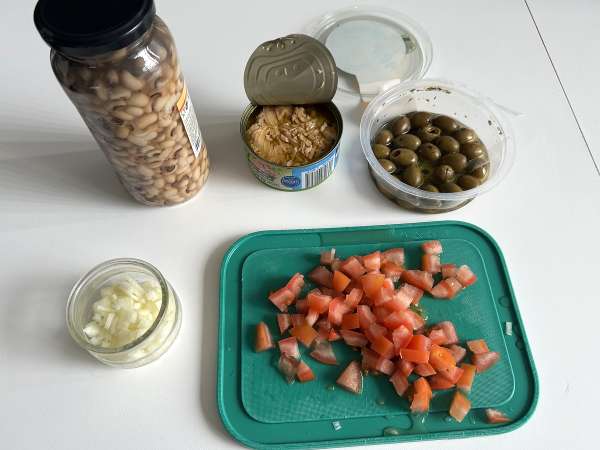 Cowpea salad with tuna, eggs and olives: the Portuguese classic! - Preparation step 1