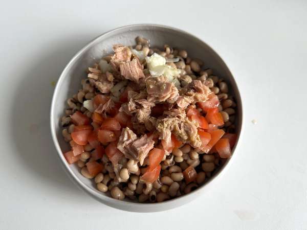 Cowpea salad with tuna, eggs and olives: the Portuguese classic! - Preparation step 2