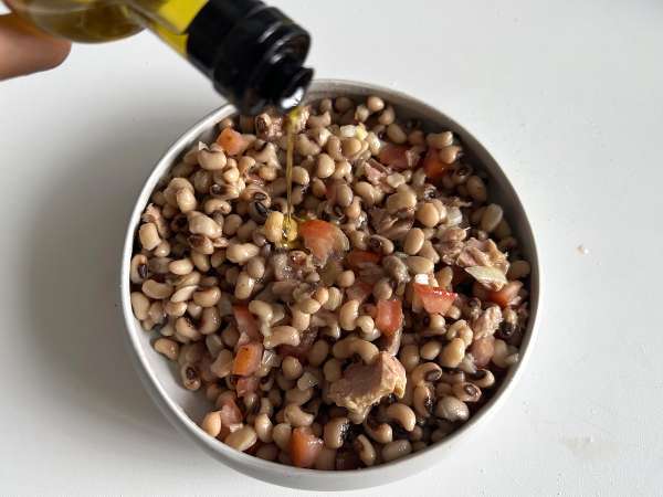 Cowpea salad with tuna, eggs and olives: the Portuguese classic! - Preparation step 3