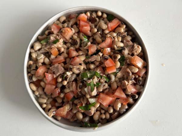 Cowpea salad with tuna, eggs and olives: the Portuguese classic! - Preparation step 4