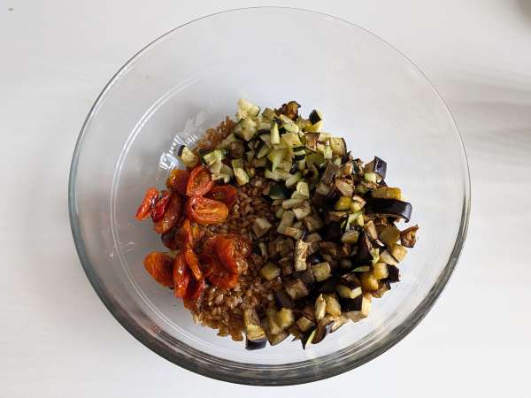 Creamy farro salad with zucchini, eggplant and cherry tomatoes - Preparation step 5