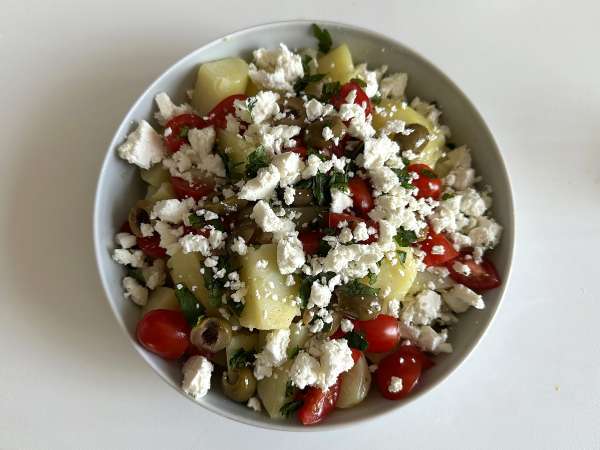 Potato salad with feta cheese, egg, and cherry tomatoes - Preparation step 5