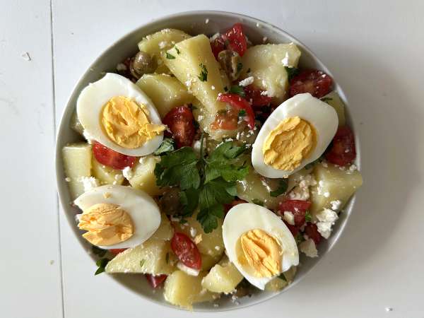 Potato salad with feta cheese, egg, and cherry tomatoes - Preparation step 6