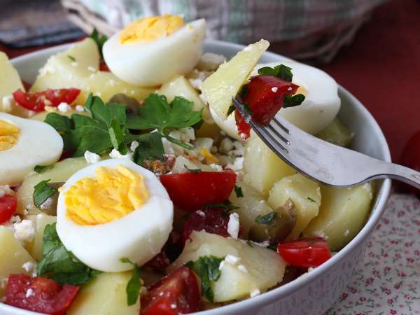 Potato salad with feta cheese, egg, and cherry tomatoes - Preparation step 7
