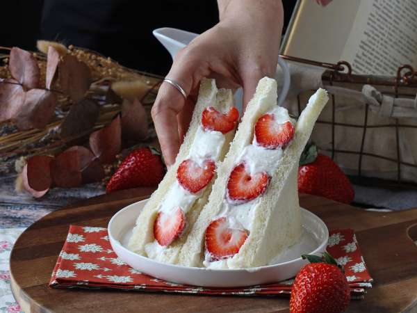 Ichigo sando, the Japanese strawberry sandwich! - 苺サンド - Preparation step 10