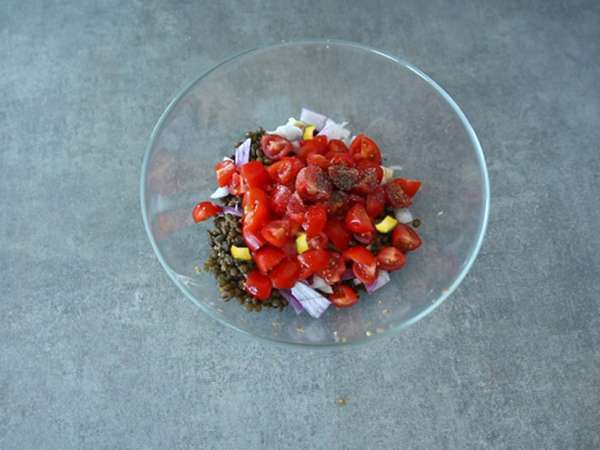 Lentil, tomato, and feta salad - Preparation step 2