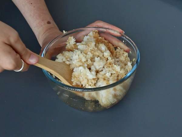 Grilled onigiri topped with melted cheese: you'll devour them! - Preparation step 4