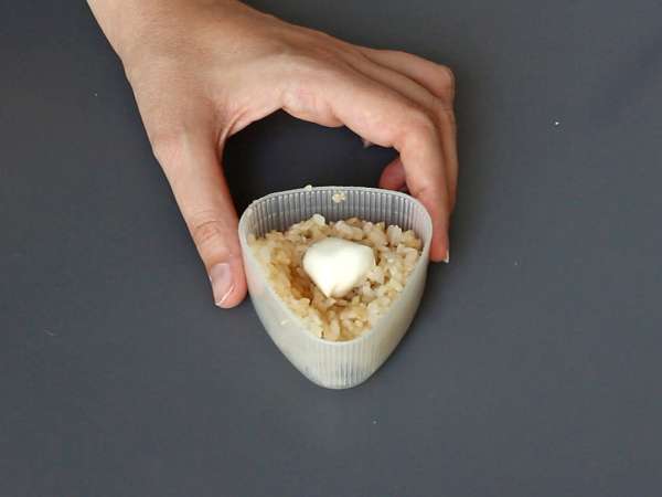 Grilled onigiri topped with melted cheese: you'll devour them! - Preparation step 6