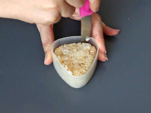 Grilled onigiri topped with melted cheese: you'll devour them! - Preparation step 8