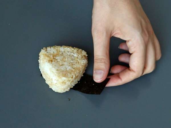 Grilled onigiri topped with melted cheese: you'll devour them! - Preparation step 9
