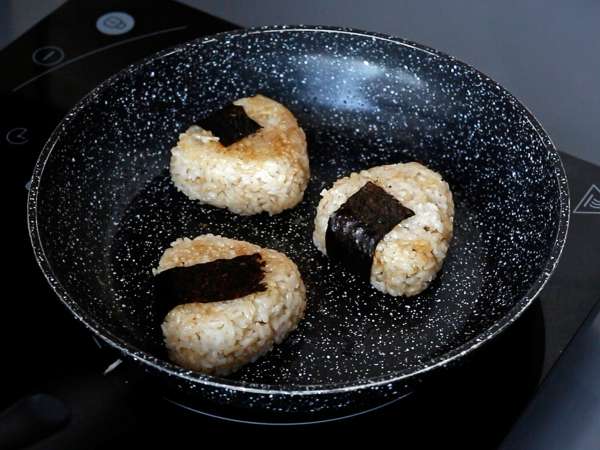 Grilled onigiri topped with melted cheese: you'll devour them! - Preparation step 10