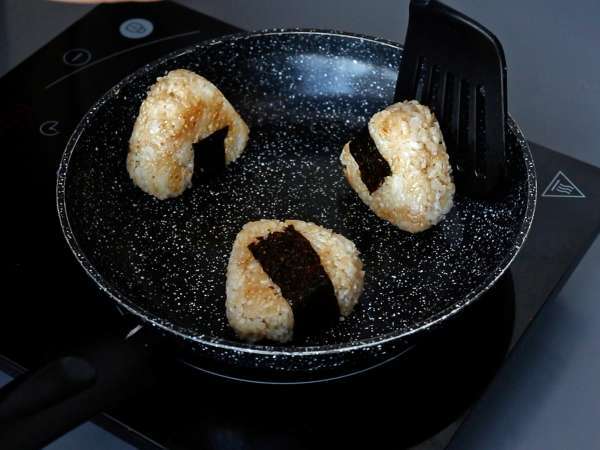 Grilled onigiri topped with melted cheese: you'll devour them! - Preparation step 11