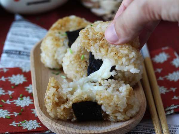 Grilled onigiri topped with melted cheese: you'll devour them! - Preparation step 12
